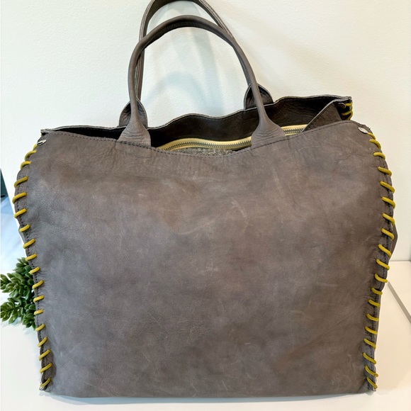 AMAZING Let & Her Oversized Gray Aztec 100% Leather Bag - Picture 8 of 12